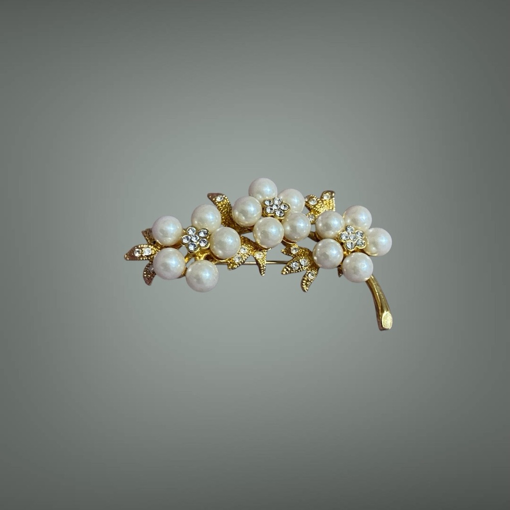 Vintage Pearl & Clear Rhinestone Gold Tone Brooch Pin 1960’s